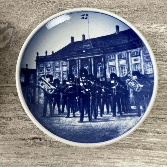 Royal Copenhagen 2010 France Mini Decorative Blue & White Plates Set of 6 - Picture 8 of 9